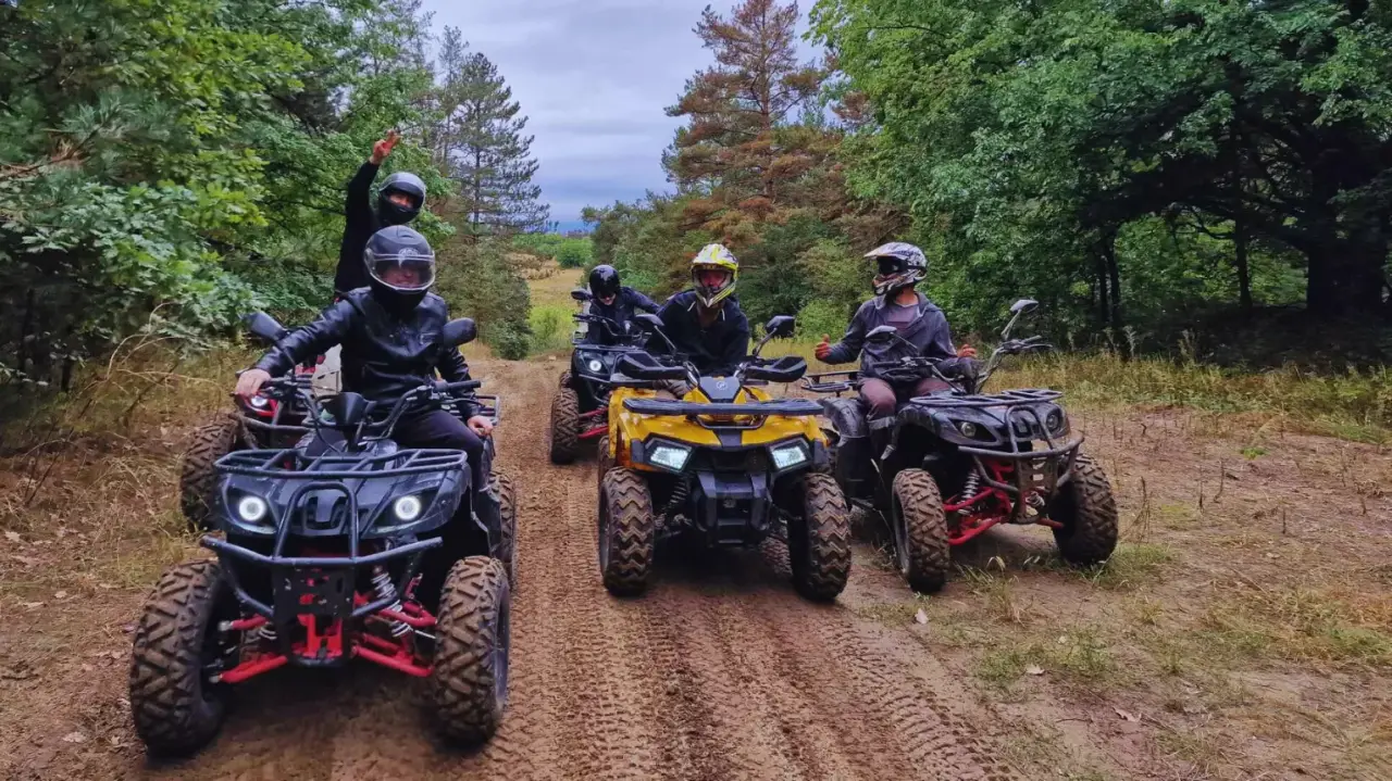 Hangulatos Baráti/Családi quadtúra az őszi erdőben Szadán