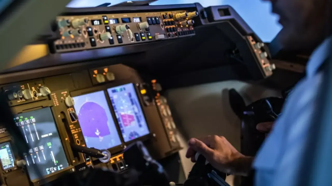 Légitársasági útvonal repülés bemutató egy Boeing 747-es szimulátorban