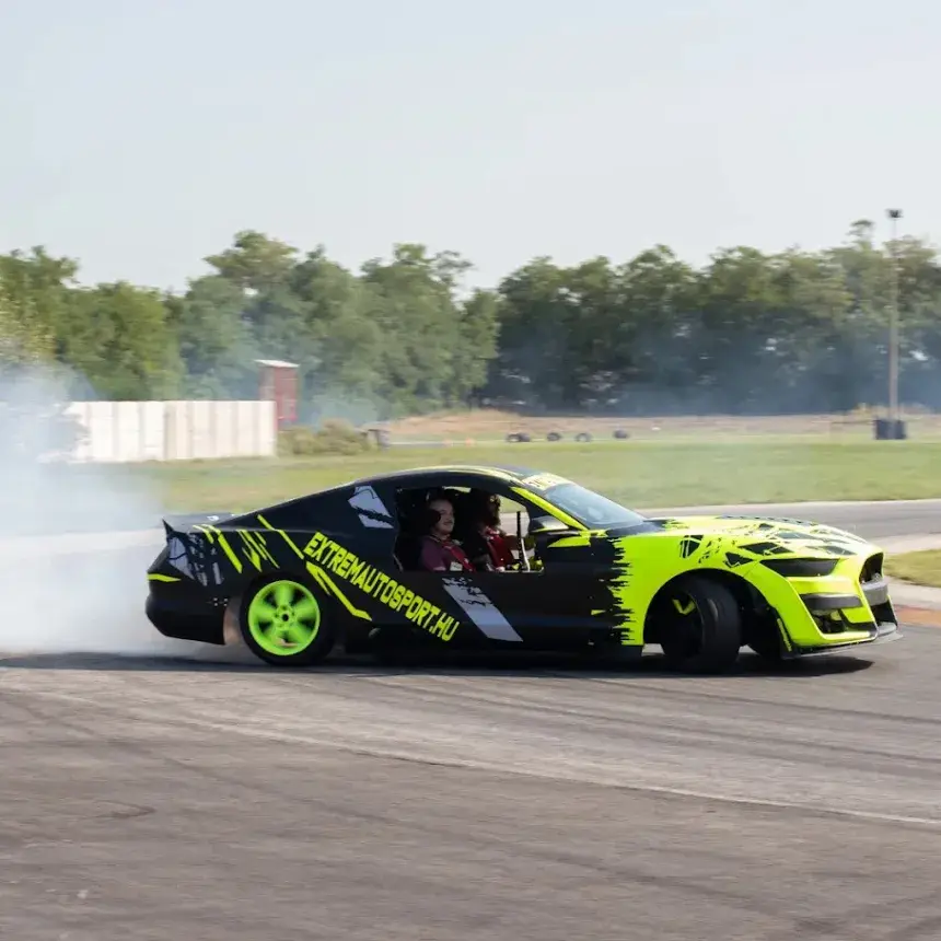 Driftang – Drift taxi élményautózás a Kakucs Ringen