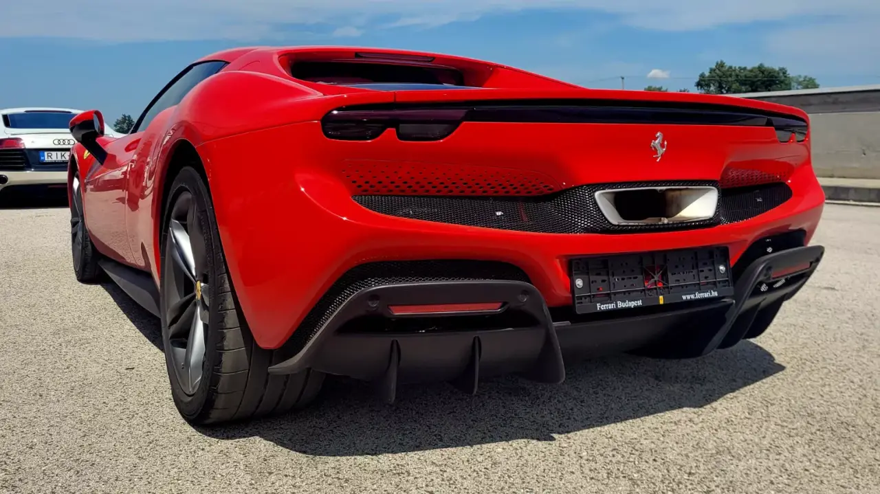 Ferrari 296 GTB élményvezetés Ausztriában Párndorf mellett