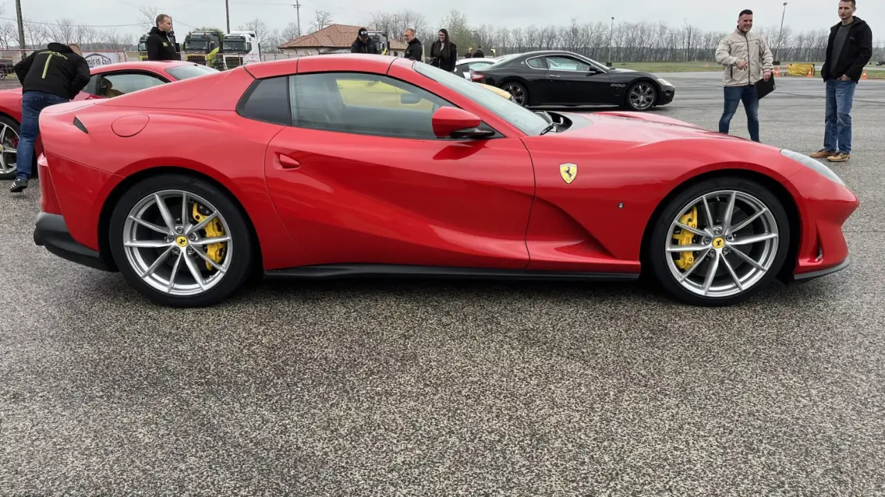 Ferrari 812 Superfast élményautózás gyerekeknek a Kakucs Ringen