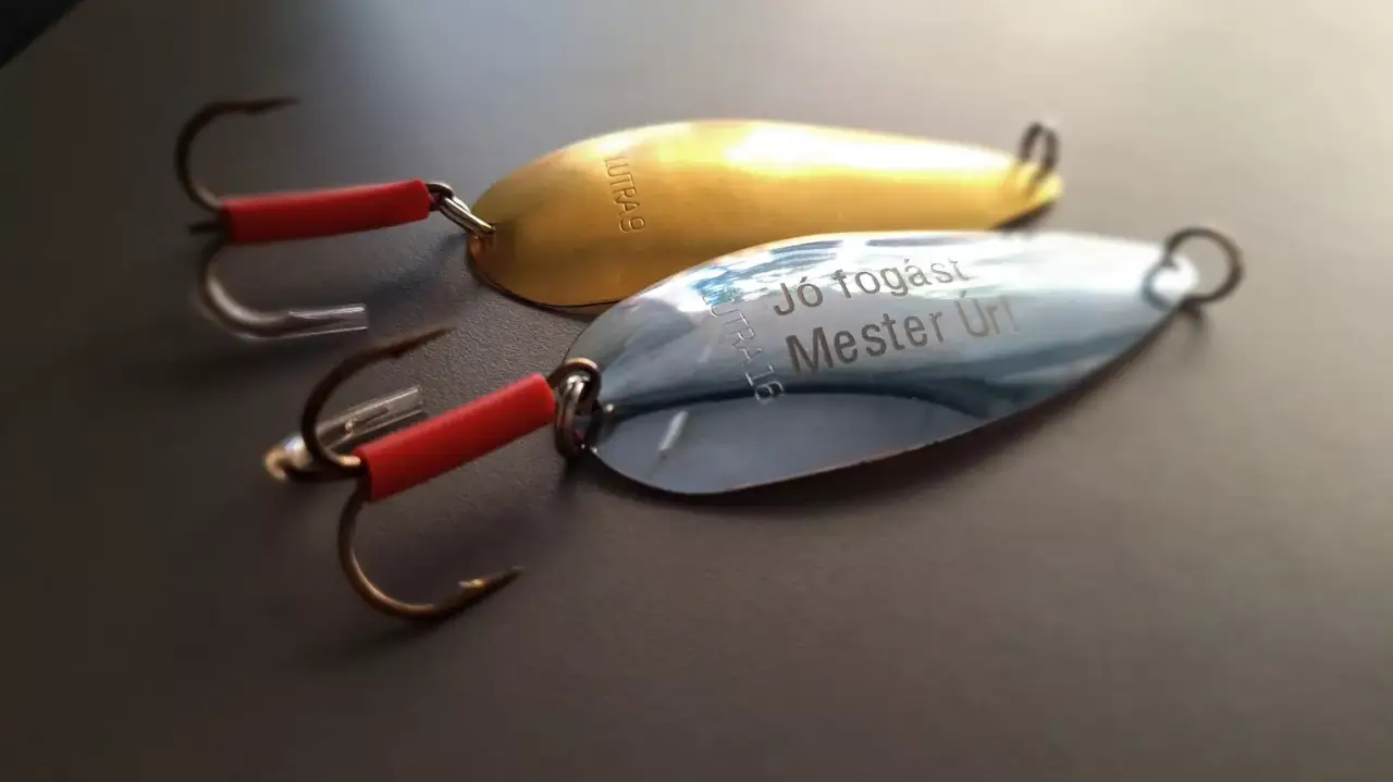 Villantó egyedi gravírozással, különleges horgászajándék