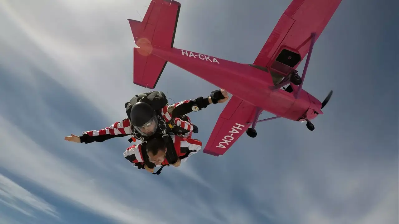 Tandemugrás Kaposvár mellett 4000 méterről repülőgépből