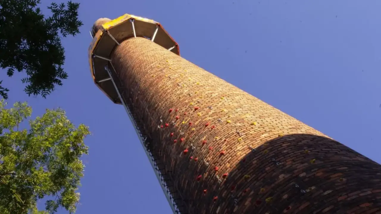 Mászás 30 méteres gyárkéményre akár egyedül is, profi oktatóval