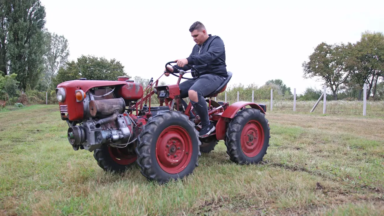 TZ4 K10 kistraktor vezetése gyerekeknek