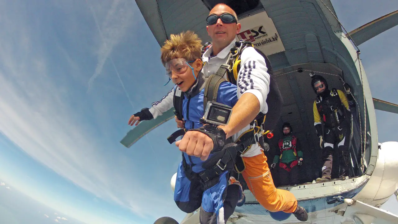 Ejtőernyős tandemugrás Siófok mellett 4000 méterről helikopterből