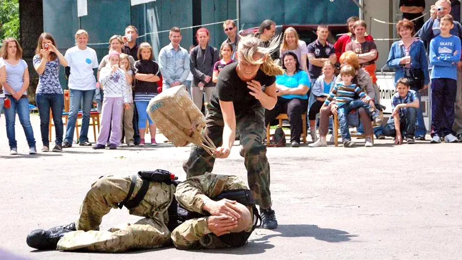 Speciális önvédelmi oktatás nőknek