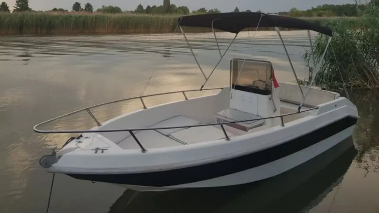 Engedély nélkül vezethető motorcsónak Capelli 16 Open a Ráckevei Duna-ágban