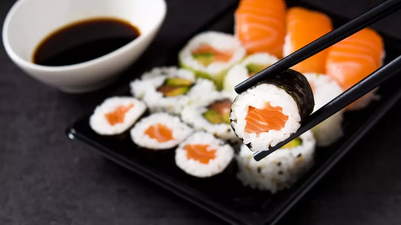 Merülj el a sushi készítés rejtelmeiben japán főzőkurzus alkalmával