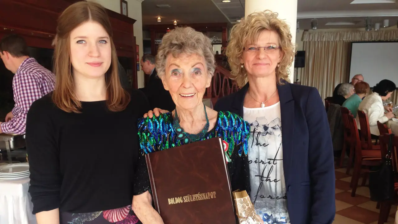 60 oldalas VIP bőrkötéses születésnapi újság a Nagy Napról