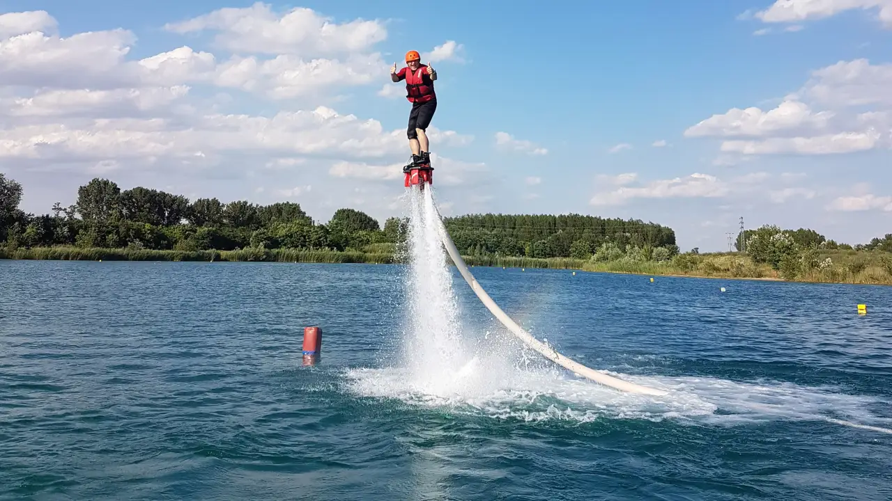 Flyboard élmény tengerkék tavon Budapest szélén