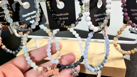 Cicák közt Anyával – Ásványkarkötő-készítő Workshop Budapesten 6