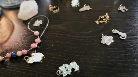 Cicák közt Anyával – Ásványkarkötő-készítő Workshop Budapesten 1