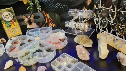 Cicák közt Anyával – Ásványkarkötő-készítő Workshop Budapesten 2