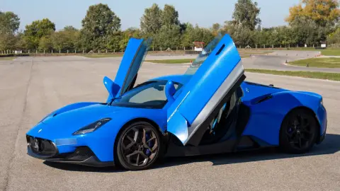 Maserati MC20 élményvezetés az M-Ringen – hétköznap/hétvégén 6