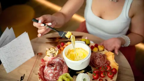 Ahol tényleg "egy tálból" esztek! - Romantikus fondü vacsora kettesben 2