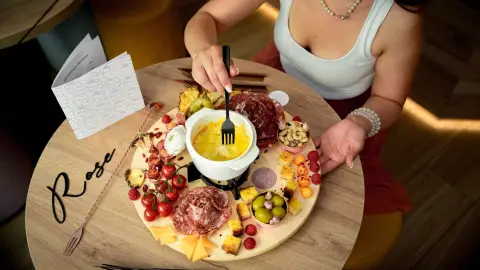 Ahol tényleg "egy tálból" esztek! - Romantikus fondü vacsora kettesben 3