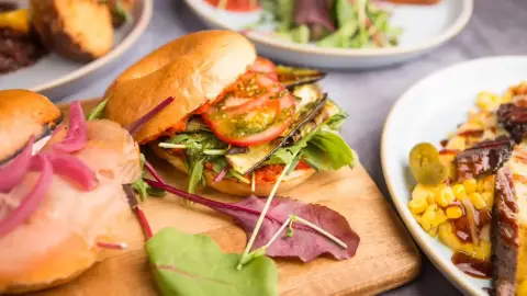 Nagy találkozás a KicsiZso-ban! – Bőséges reggeli 2 főre Budapesten 4