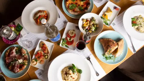 Hétvégi mindent megeszek ételfogyasztás Ape Reginában Budapesten