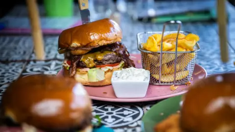 Ízélmény Tarantino stílusában! – Páros À la Carte ajánlat a Quentin's Burgerben 9