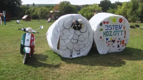 Keleti Balaton kör Vespával végig robogva