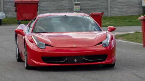 Ferrari 458 élményvezetés az M-Ringen – hétköznap/hétvégén 17