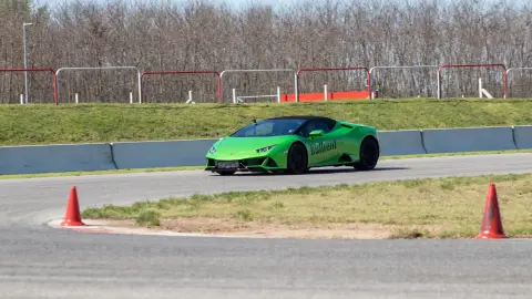 Lamborghini Huracán élményvezetés az M-Ringen – hétköznap/hétvégén 20