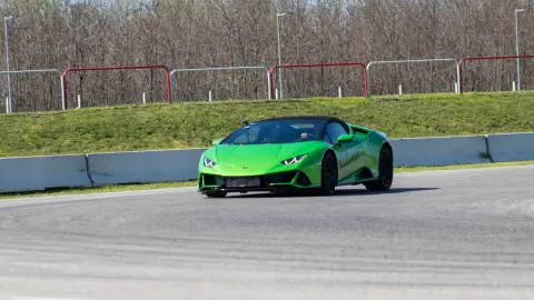 Lamborghini Huracán élményvezetés az M-Ringen – hétköznap/hétvégén 13