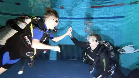 Próbamerülés az Aquaworldben- SSI Try Scuba 2