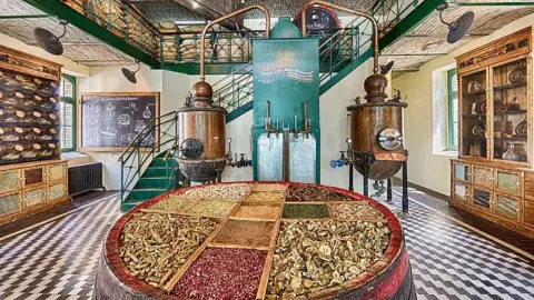 Zwack Unicum Ház látogatás városnéző TukTuk túrával Budapesten – Koccints a városra! 3