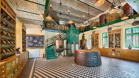 Zwack Unicum Ház látogatás városnéző TukTuk túrával Budapesten – Koccints a városra! 2