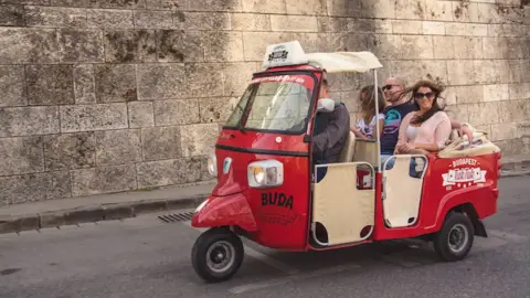 Zwack Unicum Ház látogatás városnéző TukTuk túrával Budapesten – Koccints a városra! 6