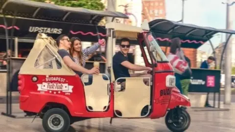 Zwack Unicum Ház látogatás városnéző TukTuk túrával Budapesten – Koccints a városra! 5