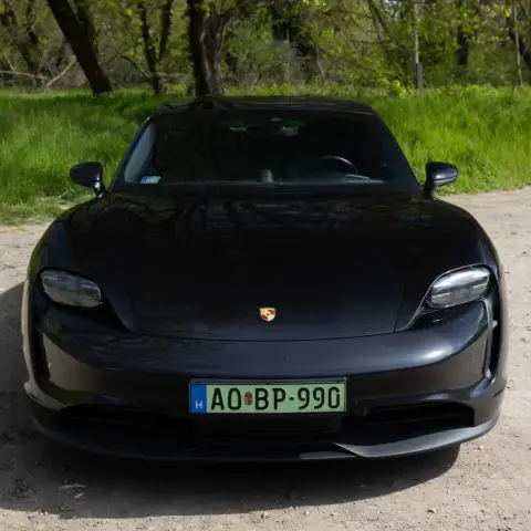 Utcai élményautózás Budapesten egy fekete Porsche Taycan 4S-sel