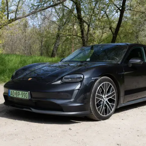 Autópályás élményvezetés Budapesten egy fekete Porsche Taycan 4S-sel