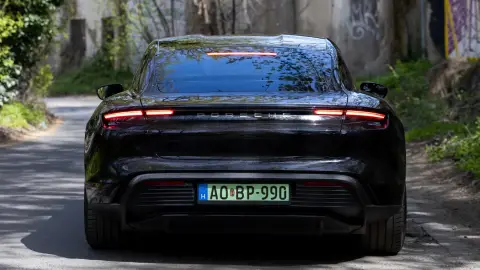 Autópályás élményvezetés Budapesten egy fekete Porsche Taycan 4S-sel 14