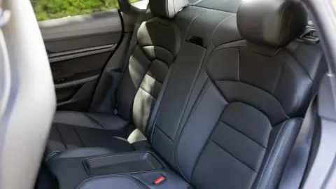 Autópályás élményvezetés Budapesten egy fekete Porsche Taycan 4S-sel 1