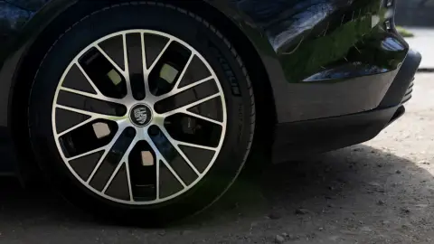 Autópályás élményvezetés Budapesten egy fekete Porsche Taycan 4S-sel 2