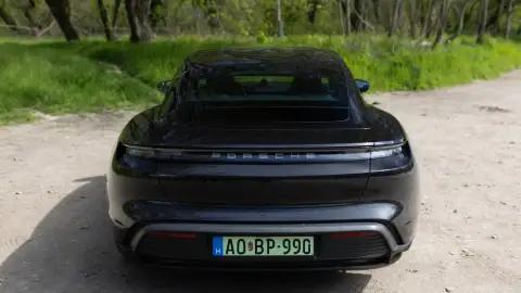 Autópályás élményvezetés Budapesten egy fekete Porsche Taycan 4S-sel 3
