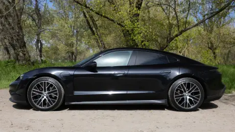 Autópályás élményvezetés Budapesten egy fekete Porsche Taycan 4S-sel 5