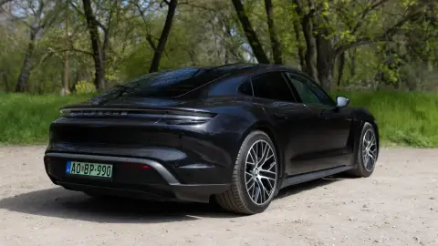 Autópályás élményvezetés Budapesten egy fekete Porsche Taycan 4S-sel 6