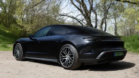 Autópályás élményvezetés Budapesten egy fekete Porsche Taycan 4S-sel 8