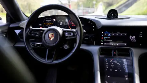 Autópályás élményvezetés Budapesten egy fekete Porsche Taycan 4S-sel 9