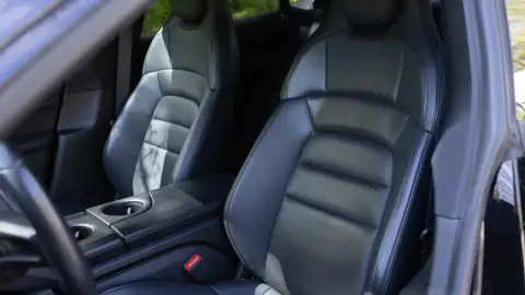 Autópályás élményvezetés Budapesten egy fekete Porsche Taycan 4S-sel 10