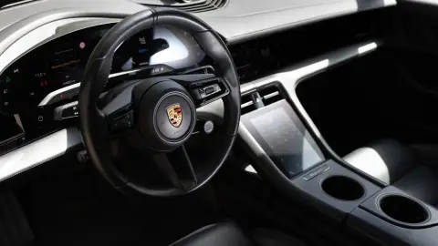 Autópályás élményvezetés Budapesten egy fekete Porsche Taycan 4S-sel 11