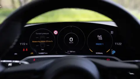 Autópályás élményvezetés Budapesten egy fekete Porsche Taycan 4S-sel 12