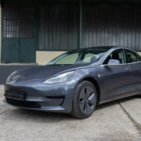 Autópályás élményvezetés Budapesten egy grafitszürke Tesla Model 3-mal