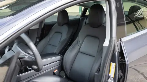 Autópályás élményvezetés Budapesten egy grafitszürke Tesla Model 3-mal 5