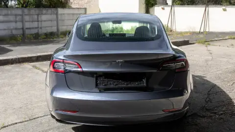 Autópályás élményvezetés Budapesten egy grafitszürke Tesla Model 3-mal 9