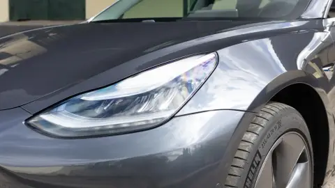 Autópályás élményvezetés Budapesten egy grafitszürke Tesla Model 3-mal 3